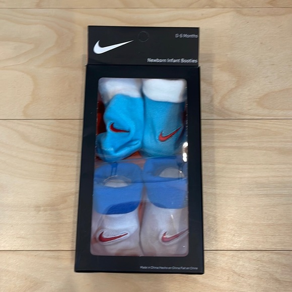 NEW Nike Swoosh Infant Bootie Set 0-6M - Picture 1 of 6